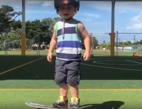  1歲寶寶「還在包尿布就開始滑滑板」！狂摔倒努力苦練　終於成功「空中華麗翻轉滑板」帥炸