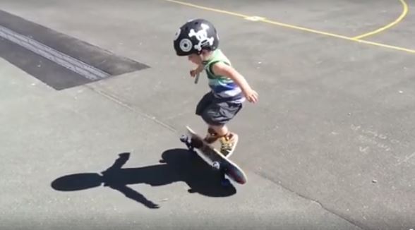  1歲寶寶「還在包尿布就開始滑滑板」！狂摔倒努力苦練　終於成功「空中華麗翻轉滑板」帥炸