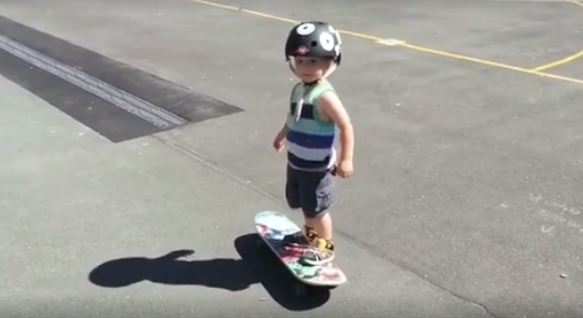  1歲寶寶「還在包尿布就開始滑滑板」！狂摔倒努力苦練　終於成功「空中華麗翻轉滑板」帥炸