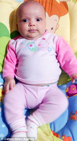 寶寶一出生「緊緊抱住媽媽」讓醫生感動噴淚！3個月後「大眼可愛模樣」萌翻一堆網友！