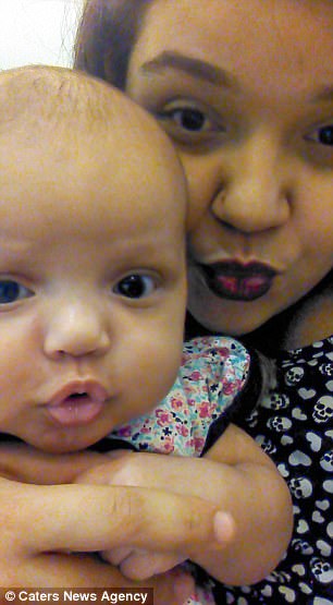 寶寶一出生「緊緊抱住媽媽」讓醫生感動噴淚！3個月後「大眼可愛模樣」萌翻一堆網友！