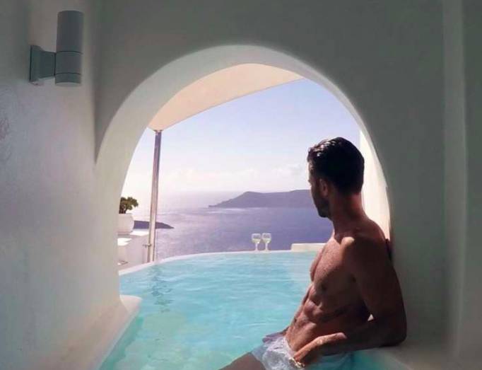 夫妻住飯店發現房裡竟有「神秘通道」發出奇異藍光，一走進去「眼前畫面...」讓人當場愣住！