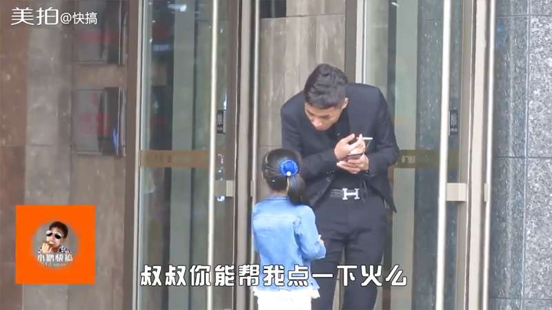 小女孩問路邊叔叔「能幫我點菸嗎？」遭拒後留了「一張紙條」讓大人全都慚愧了！