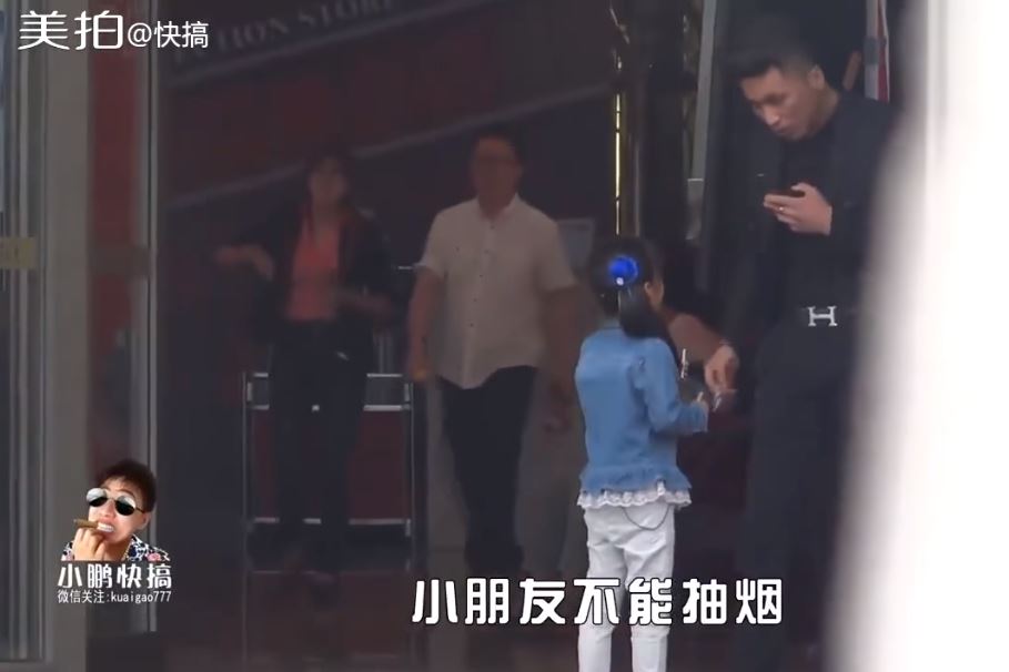 小女孩問路邊叔叔「能幫我點菸嗎？」遭拒後留了「一張紙條」讓大人全都慚愧了！