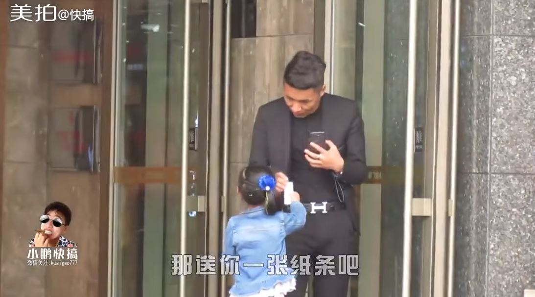 小女孩問路邊叔叔「能幫我點菸嗎？」遭拒後留了「一張紙條」讓大人全都慚愧了！