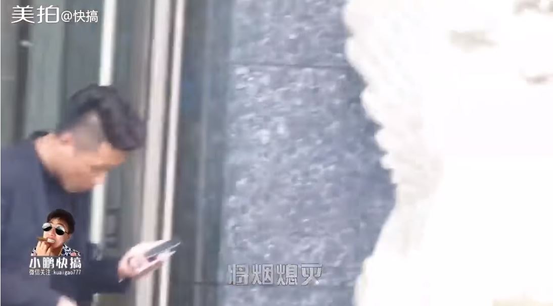 小女孩問路邊叔叔「能幫我點菸嗎？」遭拒後留了「一張紙條」讓大人全都慚愧了！