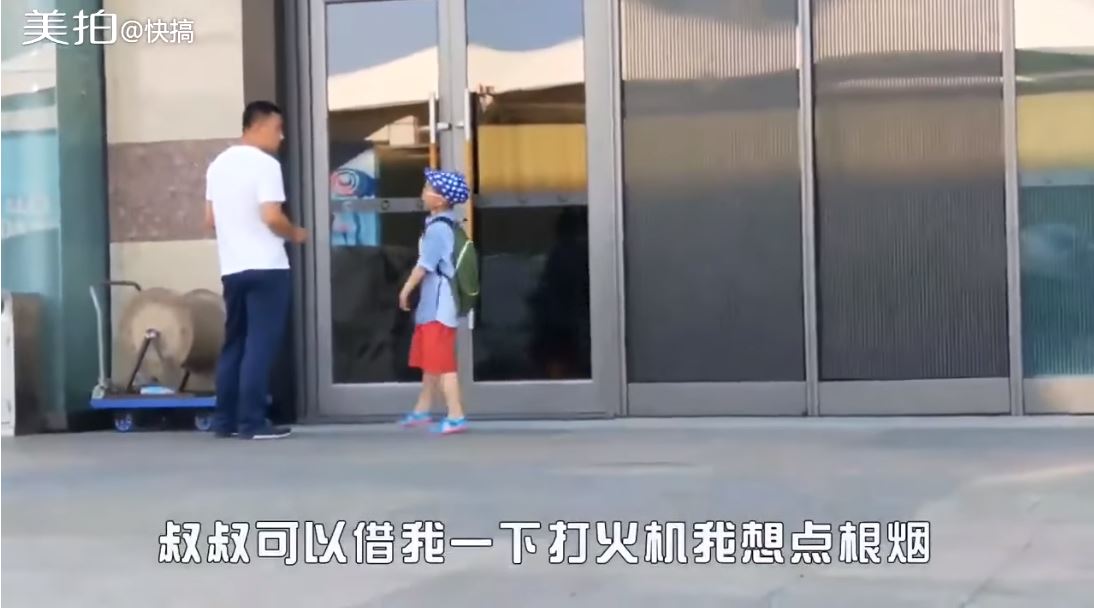 小女孩問路邊叔叔「能幫我點菸嗎？」遭拒後留了「一張紙條」讓大人全都慚愧了！