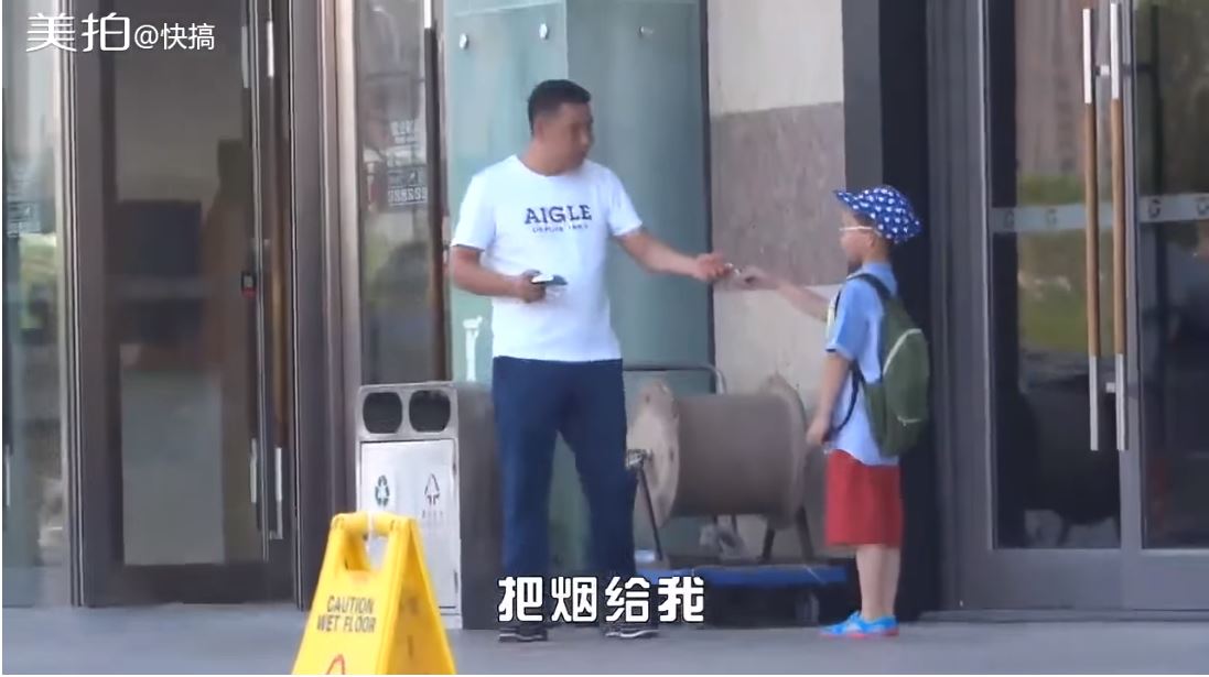 小女孩問路邊叔叔「能幫我點菸嗎？」遭拒後留了「一張紙條」讓大人全都慚愧了！