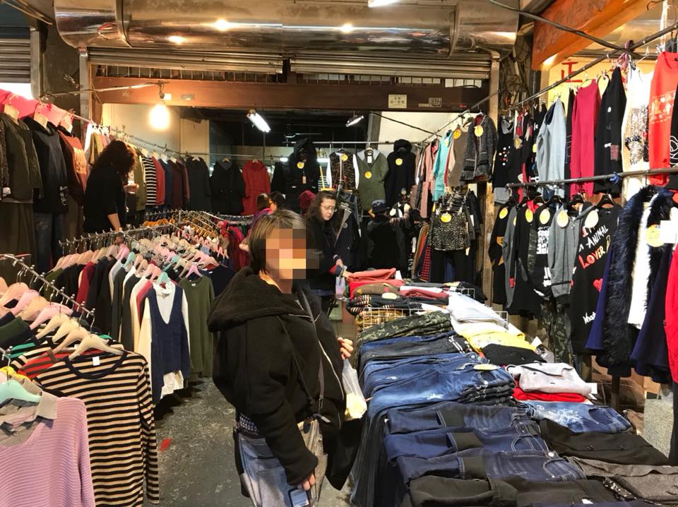 老婦市場買菜竟被「摸走皮夾」！她不滿錢包被偷結果竟用「超厚紅包」...反將扒手一軍！