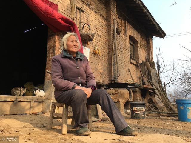 婚前初次去婆家，婆婆卻給我吃「有蟲的蘋果」，最後父母「聘金一分錢也沒要」就讓我嫁了！