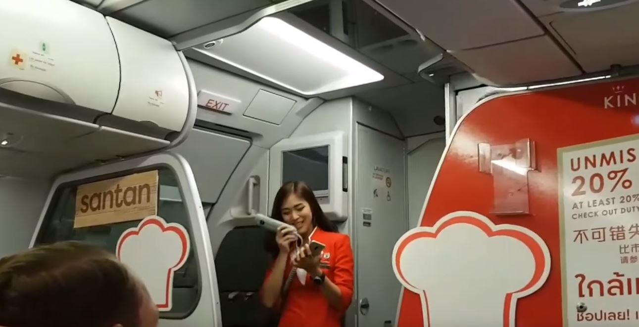 飛機延誤空姐「面對整機不耐煩旅客」超尷尬！為了安撫乘客「她突然開口」眾人熱烈鼓掌