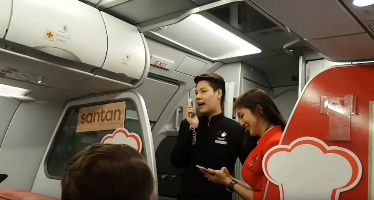 飛機延誤空姐「面對整機不耐煩旅客」超尷尬！為了安撫乘客「她突然開口」眾人熱烈鼓掌