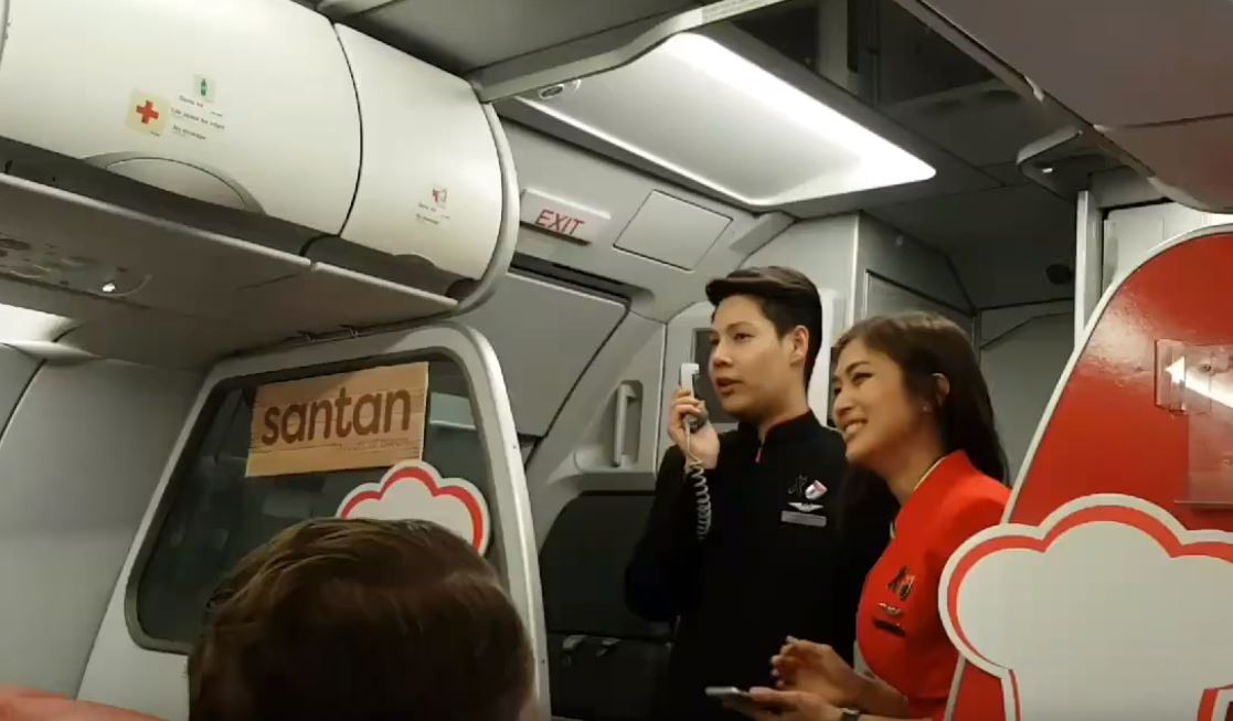 飛機延誤空姐「面對整機不耐煩旅客」超尷尬！為了安撫乘客「她突然開口」眾人熱烈鼓掌