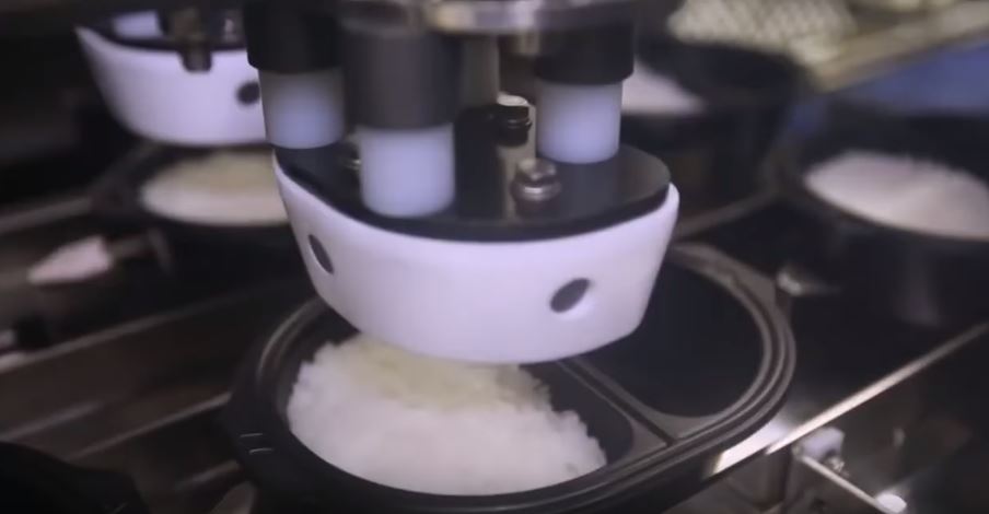 原來「超商便當」這樣來的！全程機器操作「生米→滿滿配料便當」網友驚呼：難怪那麼貴！