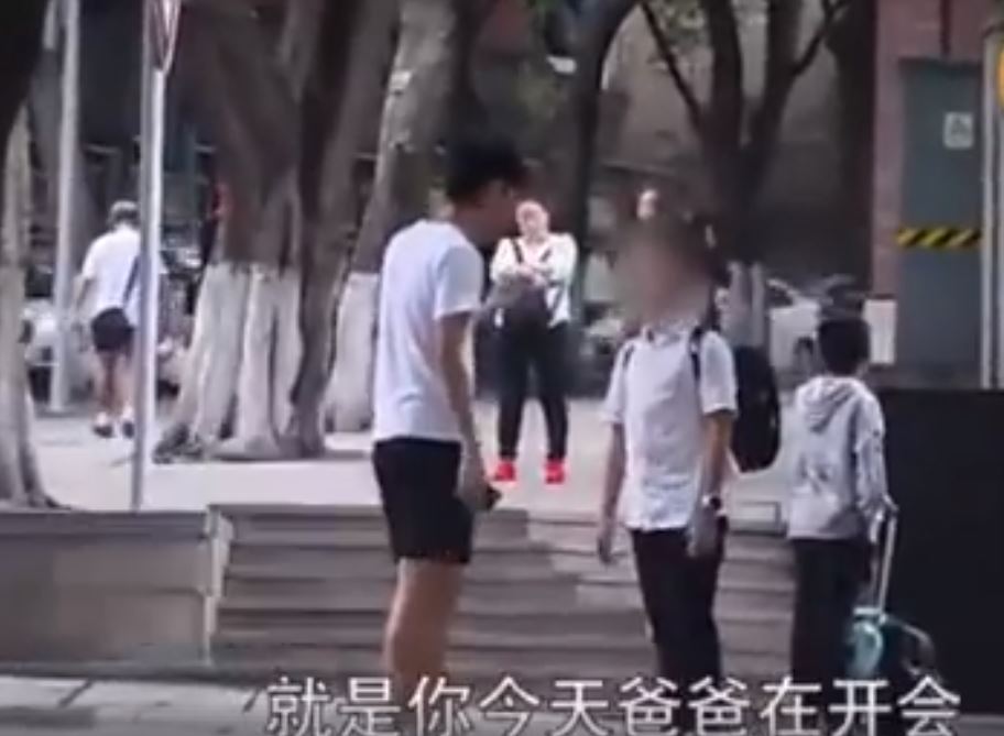 陌生男子「假冒父母」來接小孩放學，沒想到孩子被帶走後「家長竟然...」網友全嚇壞！