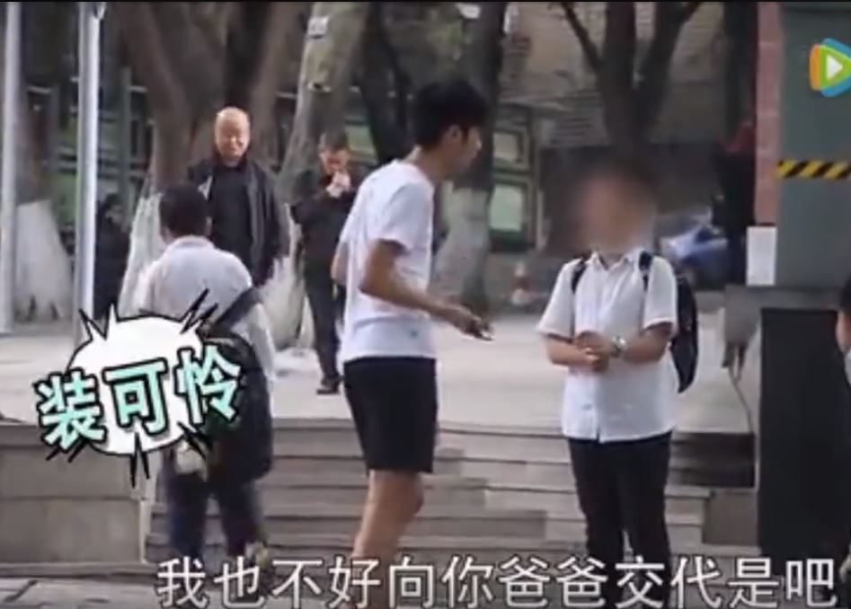 陌生男子「假冒父母」來接小孩放學，沒想到孩子被帶走後「家長竟然...」網友全嚇壞！