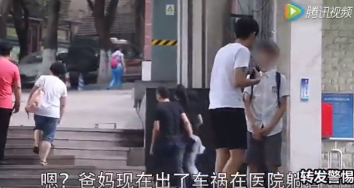 陌生男子「假冒父母」來接小孩放學，沒想到孩子被帶走後「家長竟然...」網友全嚇壞！