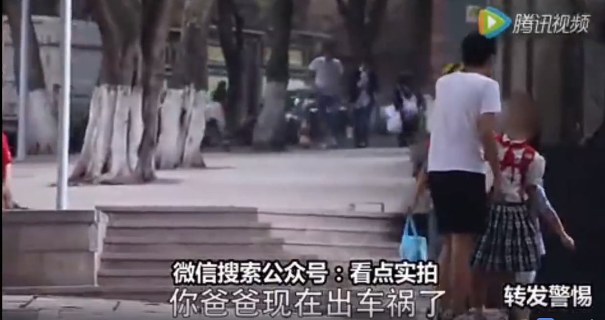 陌生男子「假冒父母」來接小孩放學，沒想到孩子被帶走後「家長竟然...」網友全嚇壞！