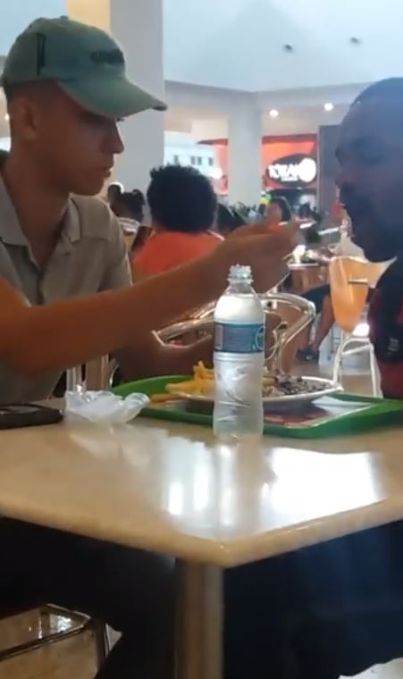 店員送餐發現「殘障客人吃飯不方便」，二話不說「主動坐下一口一口餵」惹哭2000萬網友！