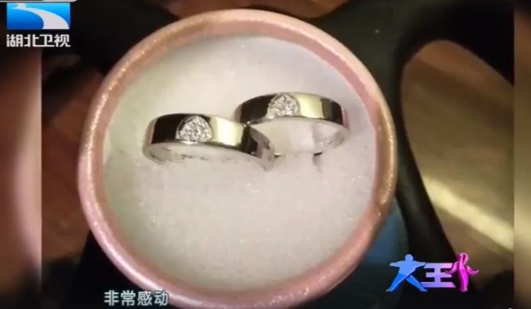 從未見過彼此的「漸凍症情侶」節目上終於牽到手，下一秒男友突然掏出婚戒…結局讓萬人全動容！