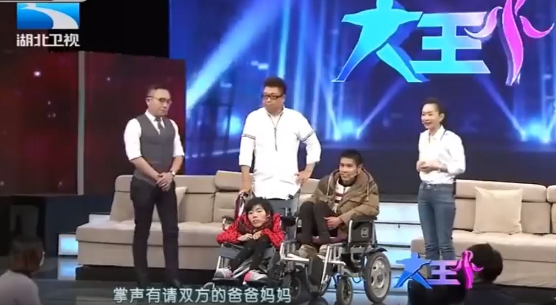 從未見過彼此的「漸凍症情侶」節目上終於牽到手，下一秒男友突然掏出婚戒…結局讓萬人全動容！