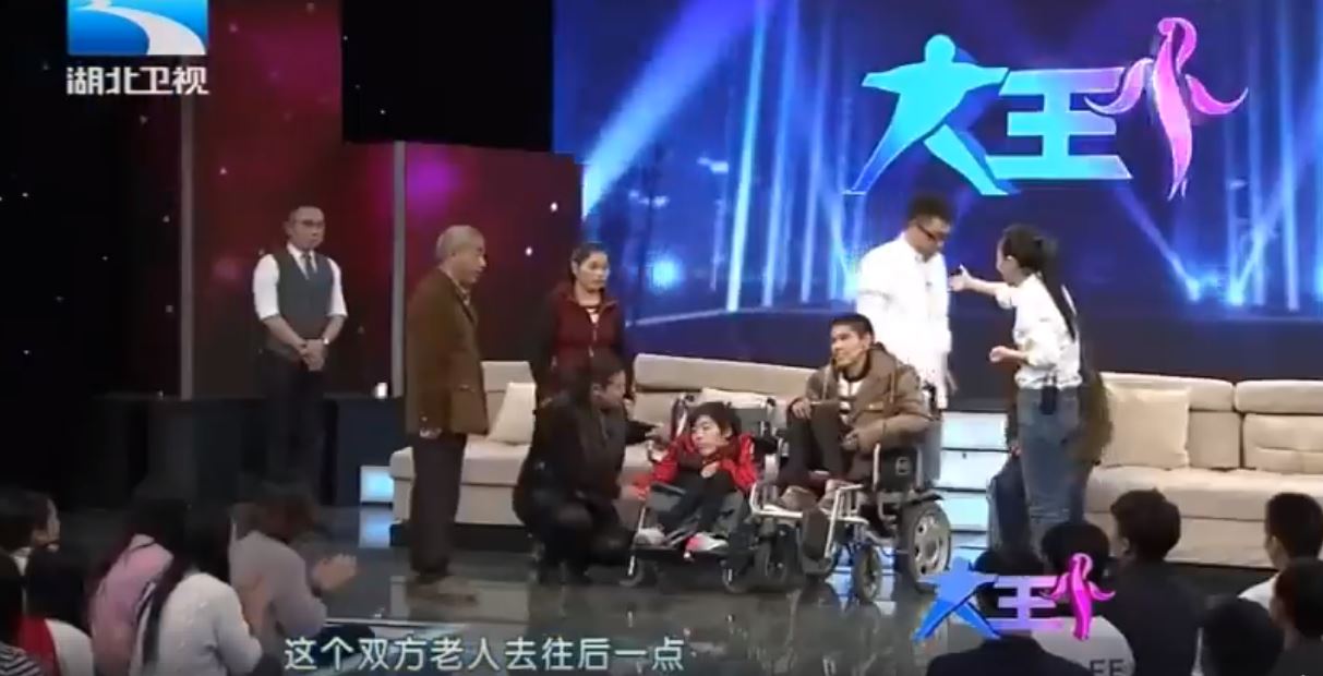 從未見過彼此的「漸凍症情侶」節目上終於牽到手，下一秒男友突然掏出婚戒…結局讓萬人全動容！