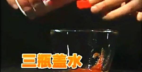 洗碗精裡加1點，鐵鍋黑印全沒了，家家戶戶都會用到的！