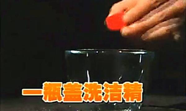 洗碗精裡加1點，鐵鍋黑印全沒了，家家戶戶都會用到的！