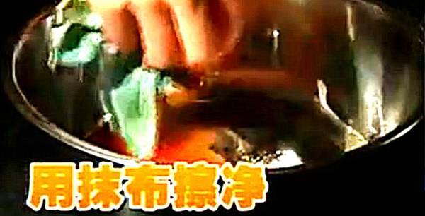 洗碗精裡加1點，鐵鍋黑印全沒了，家家戶戶都會用到的！