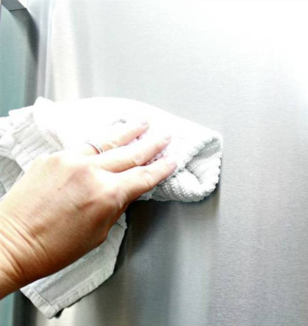 洗碗精裡加1點，鐵鍋黑印全沒了，家家戶戶都會用到的！