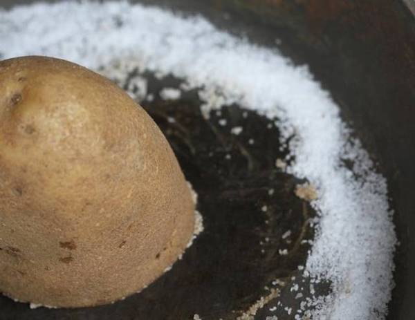 洗碗精裡加1點，鐵鍋黑印全沒了，家家戶戶都會用到的！