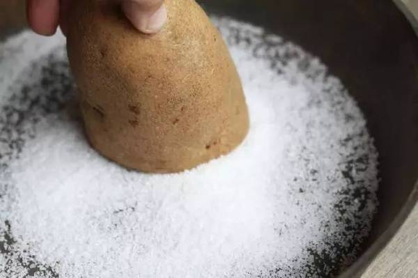 洗碗精裡加1點，鐵鍋黑印全沒了，家家戶戶都會用到的！