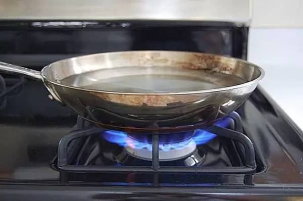 洗碗精裡加1點，鐵鍋黑印全沒了，家家戶戶都會用到的！