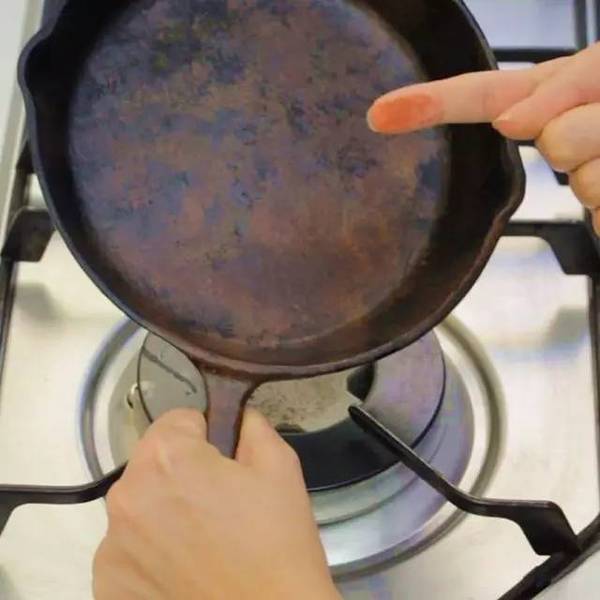 洗碗精裡加1點，鐵鍋黑印全沒了，家家戶戶都會用到的！