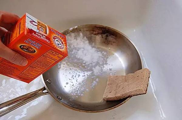 洗碗精裡加1點，鐵鍋黑印全沒了，家家戶戶都會用到的！