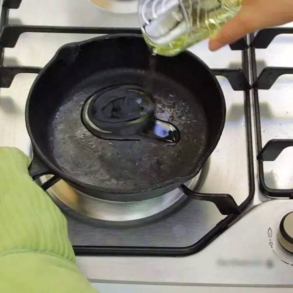 洗碗精裡加1點，鐵鍋黑印全沒了，家家戶戶都會用到的！