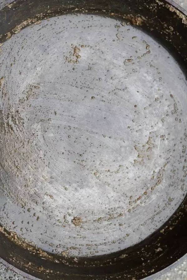 洗碗精裡加1點，鐵鍋黑印全沒了，家家戶戶都會用到的！