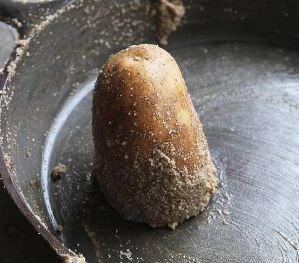 洗碗精裡加1點，鐵鍋黑印全沒了，家家戶戶都會用到的！