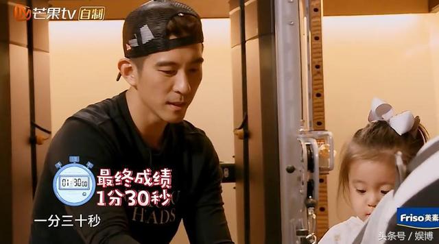 修杰楷向賈靜雯宣戰「來PK一場」！女兒亂入坐背上搗蛋，最後賈靜雯居然「來陰的」...