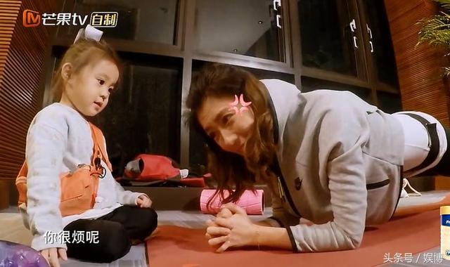 修杰楷向賈靜雯宣戰「來PK一場」！女兒亂入坐背上搗蛋，最後賈靜雯居然「來陰的」...