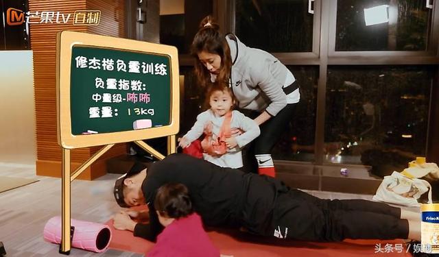 修杰楷向賈靜雯宣戰「來PK一場」！女兒亂入坐背上搗蛋，最後賈靜雯居然「來陰的」...