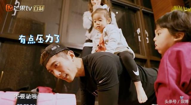 修杰楷向賈靜雯宣戰「來PK一場」！女兒亂入坐背上搗蛋，最後賈靜雯居然「來陰的」...