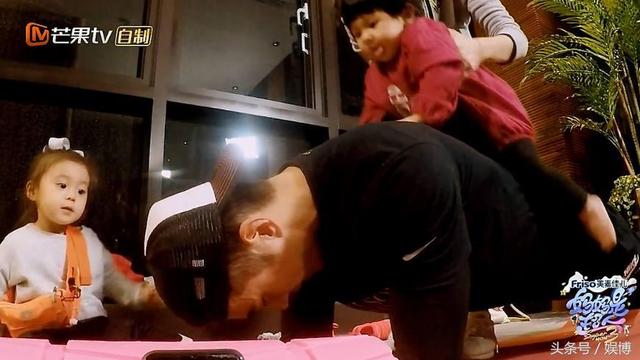 修杰楷向賈靜雯宣戰「來PK一場」！女兒亂入坐背上搗蛋，最後賈靜雯居然「來陰的」...
