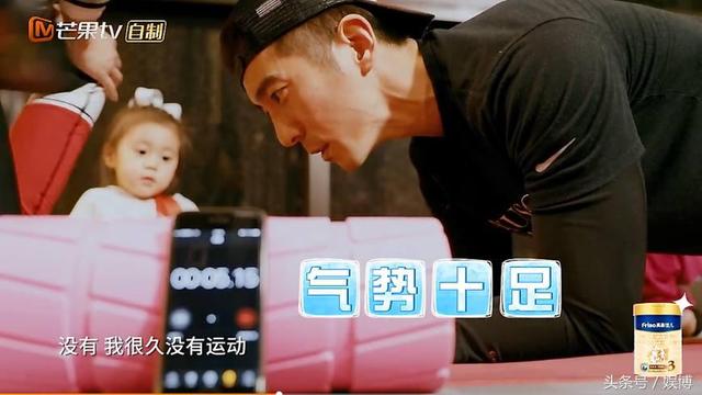 修杰楷向賈靜雯宣戰「來PK一場」！女兒亂入坐背上搗蛋，最後賈靜雯居然「來陰的」...