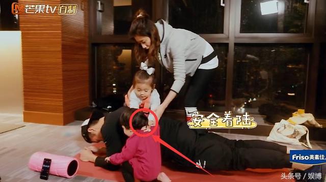 修杰楷向賈靜雯宣戰「來PK一場」！女兒亂入坐背上搗蛋，最後賈靜雯居然「來陰的」...