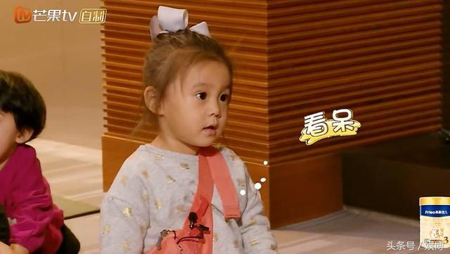 修杰楷向賈靜雯宣戰「來PK一場」！女兒亂入坐背上搗蛋，最後賈靜雯居然「來陰的」...