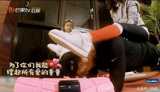 修杰楷向賈靜雯宣戰「來PK一場」！女兒亂入坐背上搗蛋，最後賈靜雯居然「來陰的」...