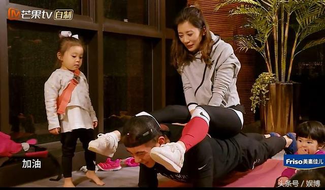 修杰楷向賈靜雯宣戰「來PK一場」！女兒亂入坐背上搗蛋，最後賈靜雯居然「來陰的」...