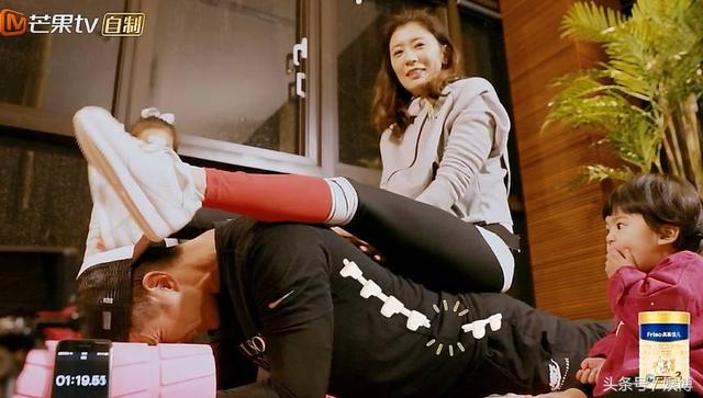 修杰楷向賈靜雯宣戰「來PK一場」！女兒亂入坐背上搗蛋，最後賈靜雯居然「來陰的」...