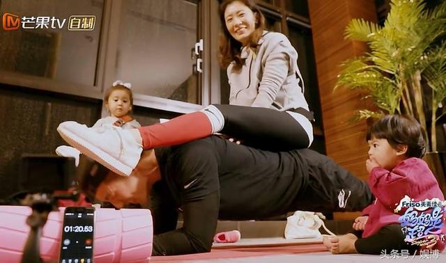 修杰楷向賈靜雯宣戰「來PK一場」！女兒亂入坐背上搗蛋，最後賈靜雯居然「來陰的」...